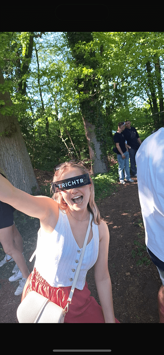 TRICHTR SPEED Brille getragen – Festival-Look